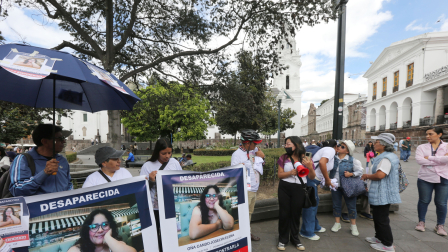 Familiares de Joselyn Oña realizaron un plantón frente a Carondelet para exigir celeridad en la búsqueda de la joven desaparecida.