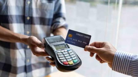 El consumo con tarjetas de crédito se incrementó en el último semestre.