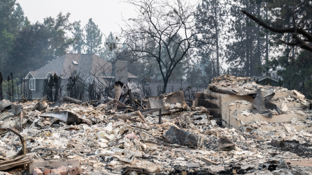 Los escombros de una vivienda incendiada aún humean en el barrio de Balboa, en Spokane, Washington, el 2 de agosto de 2026.