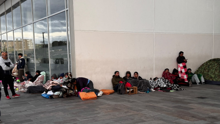 Ciudadanos duermen en carpas para conseguir un turno para la licencia en Quito