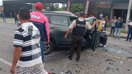 Bomberos usaron equipo hidráulico para el rescate en la vía Santo Domingo - La Concordia