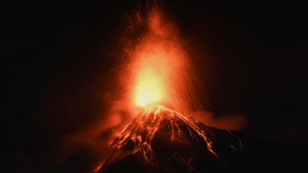 El volcán Fuego entró en erupción en Alotenango, a unos 65 kilómetros al suroeste de la Ciudad de Guatemala, el 4 de agosto de 2026.