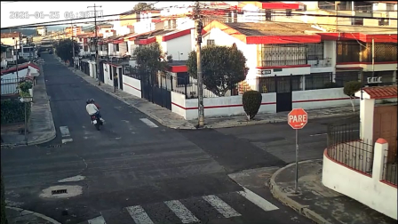 Cámara de seguridad captó el momento en que dos sospechosos se movilizaban por el sector de La Luz.