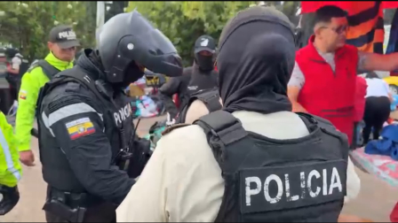 Unidades policiales ejecutan un operativo en el mercado de La Cuadras, al sur de Quito.