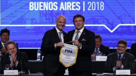 Gianni Infantino, presidente de la FIFA, y Alejandro Domínguez, de Conmebol.