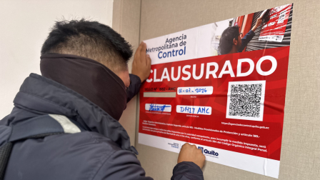 La AMC clausuró dos casas de citas clandestinas que operaban en Quito.