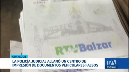 Agentes de la Policía Nacional e inspectores intervinieron una imprenta en el centro de Guayaquil donde se elaboraban documentos vehiculares falsos. Un reportaje de Camila Guevara
