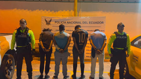 Fotografía de los ciudadanos aprehendidos por la Policía tras neutralizar el vehículo robado. Foto: Policía Nacional