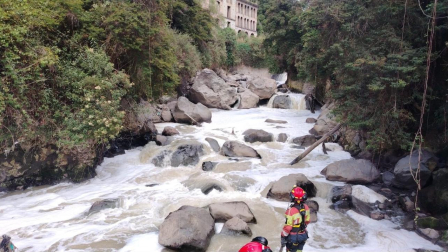 Bomberos realizan búsquedas en el río Machángara, en el marco de la desaparición de Lizeth Bunshi en Quito.