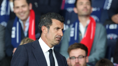 El exfutbolista portugués Luis Figo asiste al partido de ida de los cuartos de final de la Liga de Campeones de la UEFA entre el Paris Saint-Germain (PSG) y el Liverpool FC en el estadio Parque de los Príncipes de París, el 8 de abril de 2026.