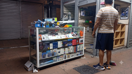 Los asaltantes rompieron las vitrinas en La Bahía para llevarse teléfonos celulares.