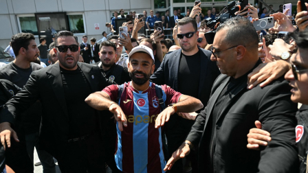 El delantero egipcio Mohamed Salah hace un gesto a su llegada al aeropuerto Atatürk de Estambul para completar su traspaso al club de fútbol turco Trabzonspor, en Estambul, el 5 de agosto de 2026