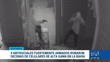 Cuatro hombres robaron dos locales de venta de celulares. Comerciantes denuncian pérdidas económicas tras el robo masivo de dispositivos de alta gama.