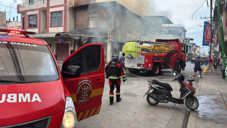 Voraz incendio devora un edificio y deja una persona fallecida en Daule