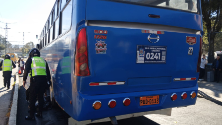 Un hombre fue atropellado por un bus de transporte público en Quito.