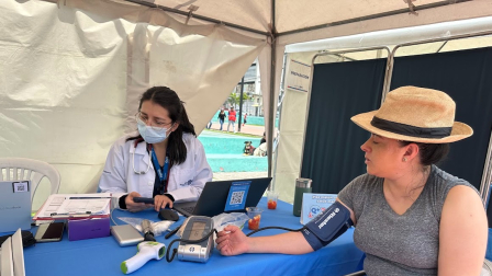 Ciudadanos se hacen atender en las ferias de la Secretaría de Salud del Municipio de Quito.