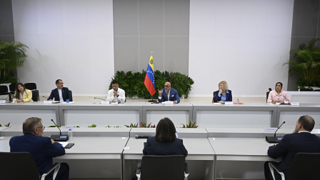 Gobierno interino y oposición se reunieron por primera vez.
