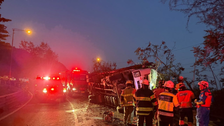 Liberan a conductor atrapado tras chocar su camión en la Av. Perimetral en Vía a La Costa