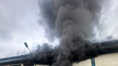 La bodega de una fábrica se incendió la mañana de este viernes 7 de agosto del 2026 en el Parque California.