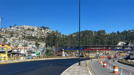 El Municipio realiza trabajos de repavimentación en la av. Panamericana Norte, en el sector de Carapungo.