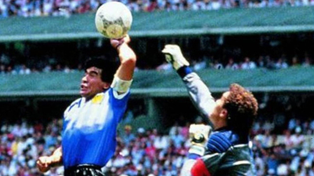 El balón de la Mano de Dios de Maradona se subastará en EE.UU.
