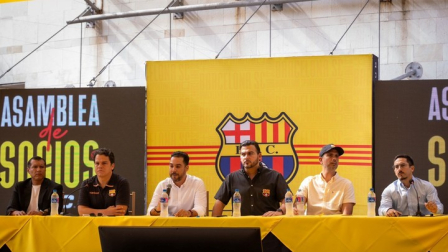 La directiva de Barcelona en una de las reuniones con los socios del club.