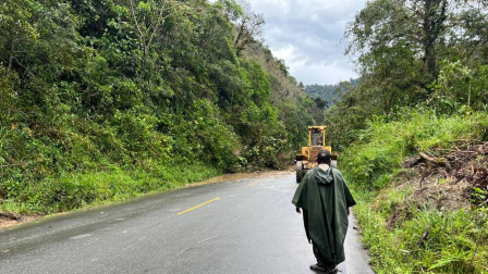 Los trabajos en la vía Mitad del Mundo - Río Blanco fueron suspendidos por desabastecimiento de asfalto.