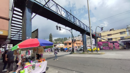 Un hombre intentó lanzarse de un puente peatonal en el sur de Quito, este 7 de agosto.