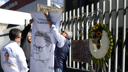 Amgos cercanos del candidato presidencial Fernando Villavicencio organizaron un plantón para conmemorar el tercer aniversario de su muerte.