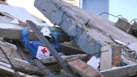 Uno de los rescatistas ingresa a los escombros de una edificación para realizar labores de emergencia.