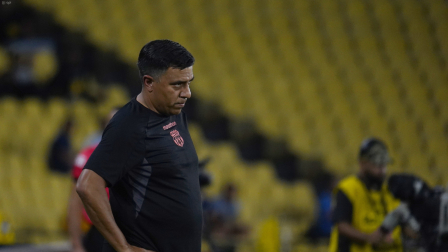 César Farías en el último partido que dirigió a Barcelona ante Macará.