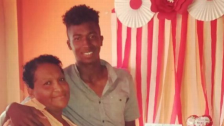 Un recuerdo de Willian Pacho junto a su madre.