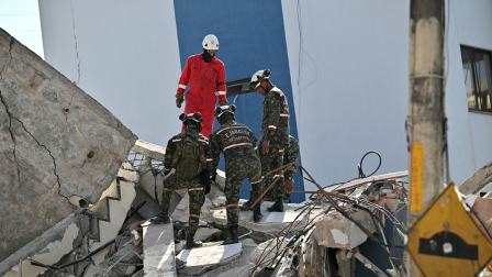 Rescatistas trabajan en una zona del desastre en Cali, tras el terremoto del lunes 10 de agosto.