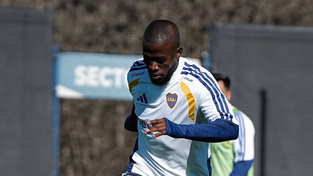 Enner Valencia en un entrenamiento con la camiseta de Boca Juniors