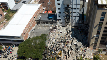 Toma aérea donde se ven los edificios colapsados tras el terremoto en Cali, Colombia.