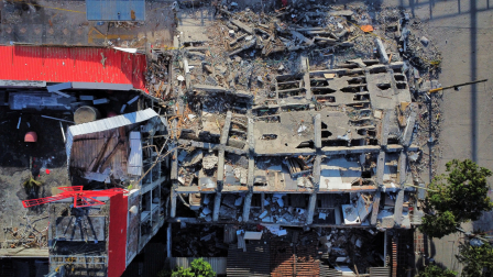Una familia instaló una carpa en la calle tras perder su vivienda por el terremoto en Colombia