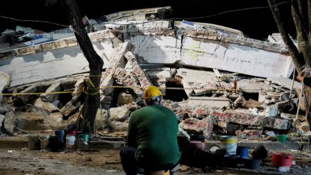 Un hombre observa un edificio colapsado por el terremoto de 7.4 en Colombia.