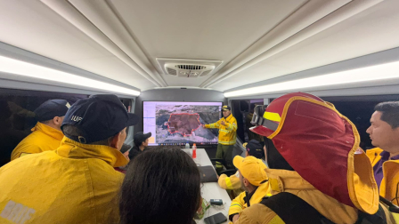 Bomberos de Quito analizando como controlar los incendios que se encuentran activos.