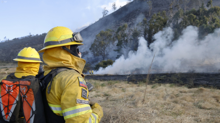 Dos incendios consumen 200 hectáreas y complican a los bomberos