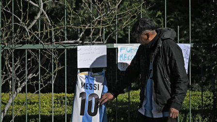 A fan leaves a jersey on the fence of El Prado cemetery on the outskirts of Rosario, Santa Fe province, Argentina, on August 9, 2026, where the funeral of Argentina's Un aficionado deja una camiseta en la valla del cementerio El Prado, a las afueras de Rosario (provincia de Santa Fe, Argentina), el 9 de agosto de 2026, lugar donde tendrá lugar el funeral del padre de la estrella del fútbol argentino Lionel Messi. Jorge Messi, padre y representante de Lionel Messi,