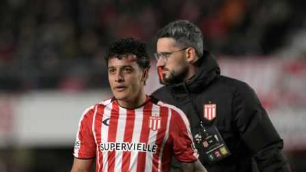 Tiago Palacio se retira del campo de juego tras un choque que provocó una inflamación en su cabeza.