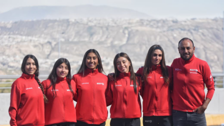 El quipo femenino posa antes de viajar a Guatemala para la comptencia ciclística.