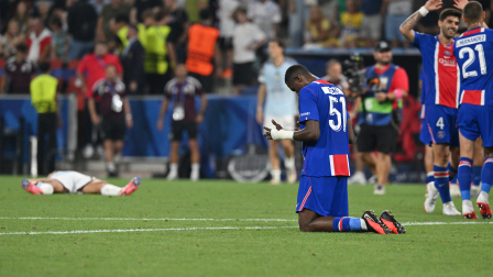 Willian Pacho agradece de rodillas tras ganar la Supercopa de Europa, su décimo título con el PSG.