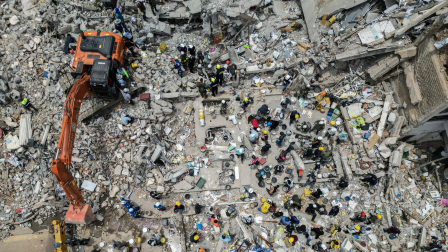 Esta vista aérea muestra la maquinaria pesada utilizada por los rescatistas en la búsqueda de sobrevivientes entre los escombros de un edificio derrumbado tras el terremoto de Pereira, Colombia, el 12 de agosto de 2026.