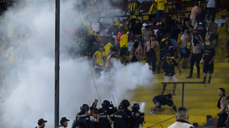 Hinchas de Barcelona SC generaron desmanes en el estadio Monumental.