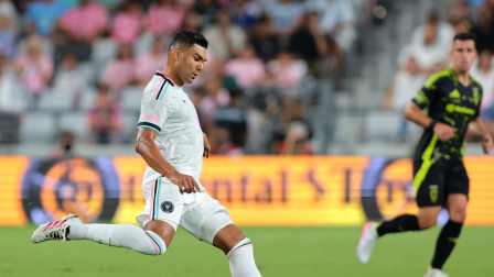 el centrocampista del Inter Miami CF, Casemiro (5), pasa el balón ante el Columbus Crew durante la primera mitad en el Nu Stadium.