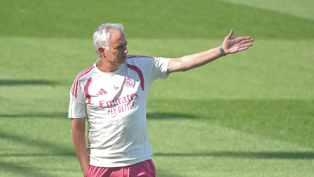 El entrenador portugués del Real Madrid, José Mourinho, hace gestos mientras dirige una sesión de entrenamiento en el estadio Alfredo Di Stéfano de Valdebebas, a las afueras de Madrid, el 24 de julio de 2026.
