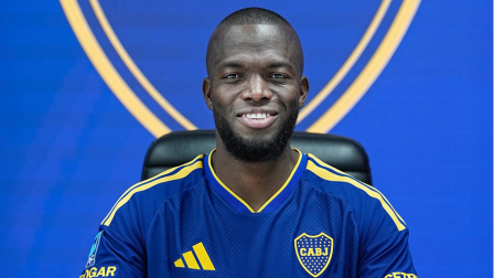 El delantero ecuatoriano Enner Valencia en su foto oficial para anunciar su llegada al equipo argentino.
