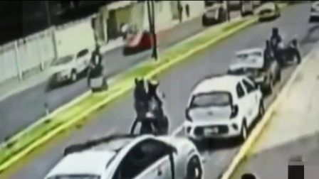 VIDEO: Delincuentes dispararon a un vehículo para robar un reloj de USD 5.000 en Quito.
