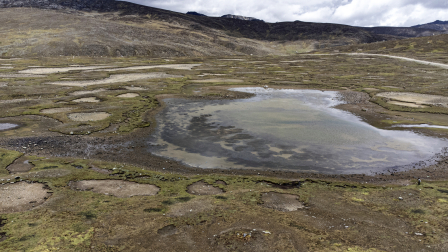 Vista aérea de un lago secándose por falta de lluvia cerca de una comunidad en Huancayo, Región Junín, en las montañas del centro de Perú, el 15 de noviembre de 2023.
